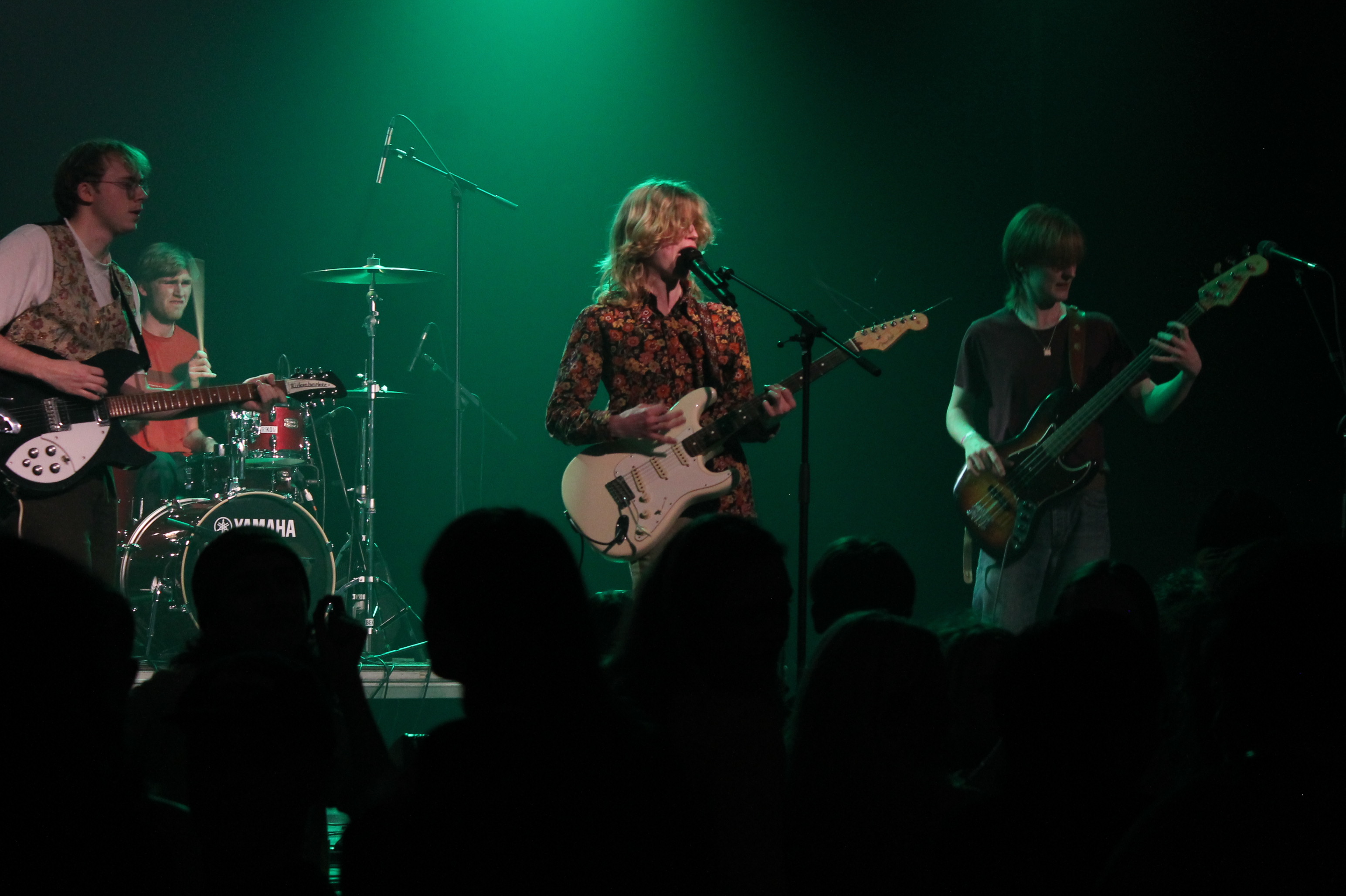 Daniel Skjalm lissner og Samuel Skov Lambek på scenen